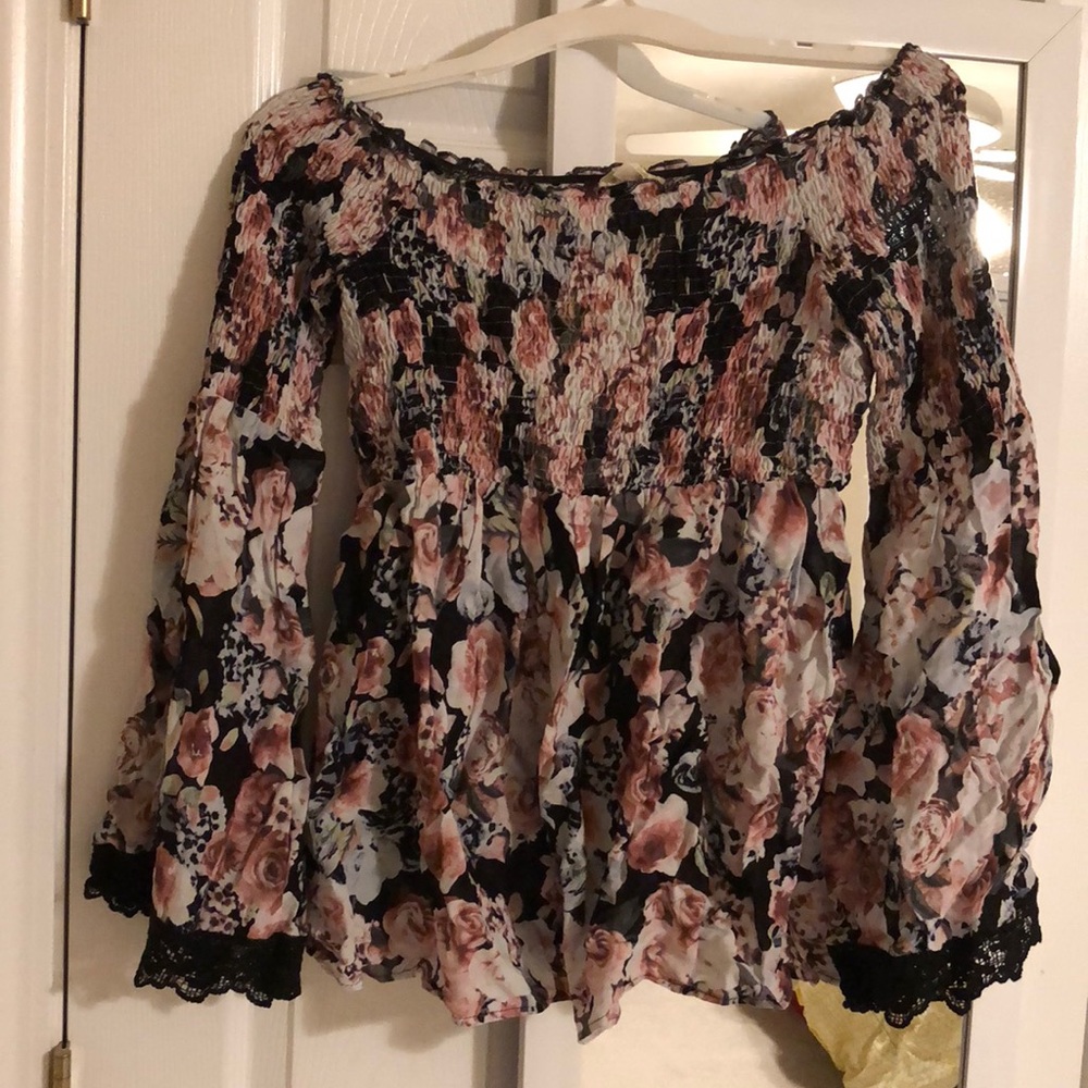 BRAND NEW floral off the shoulder bell sleeve top - Picture 3 of 8